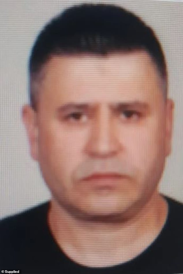 El traficante de personas Adriatik Hysenlika, de 43 años (en la foto), ha afirmado que no debería ser deportado del Reino Unido porque no le gustan las cárceles belgas.