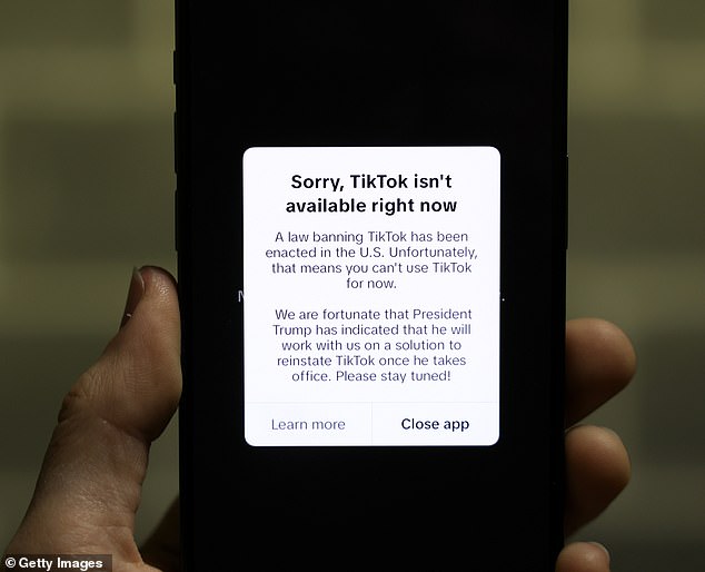 El mensaje que se mostró a los usuarios de iPhone que todavía tenían TikTok instalado en sus dispositivos durante la prohibición temporal.