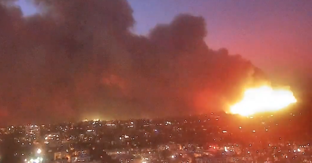 Una espectacular visión secuencial muestra la rápida propagación del destructivo incendio de Los Ángeles
