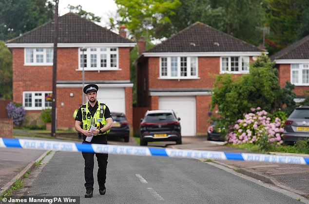 Policía en Ashlyn Close en Bushey, Hertfordshire, el 10 de julio de 2024, el día después del asesinato.