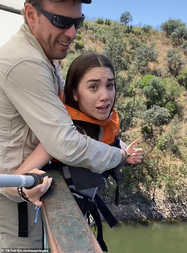 En un video viral de TikTok, se ve a una mujer aterrorizada siendo atada para hacer puenting desde un puente mientras gritaba 'no, no, no'.