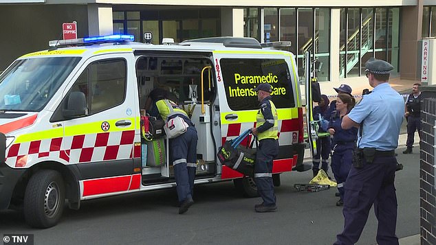 Una mujer fue trasladada de urgencia al hospital con heridas potencialmente mortales después de caer desde 15 metros desde el balcón de un apartamento en el oeste de Sydney.