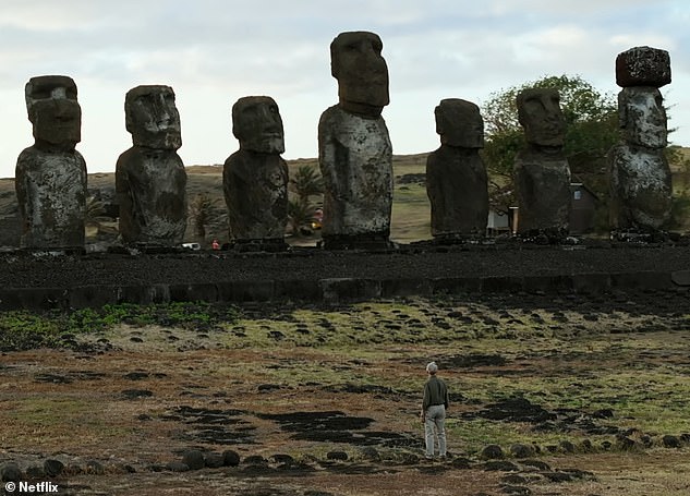 ¿Cuál ES el origen de las estatuas de la Isla de Pascua?: Graham Hancock aparece frente a las estatuas que, sostiene en su nueva serie de Netflix, fueron hechas por una antigua civilización que llegó a la isla hace unos 12.000 años.