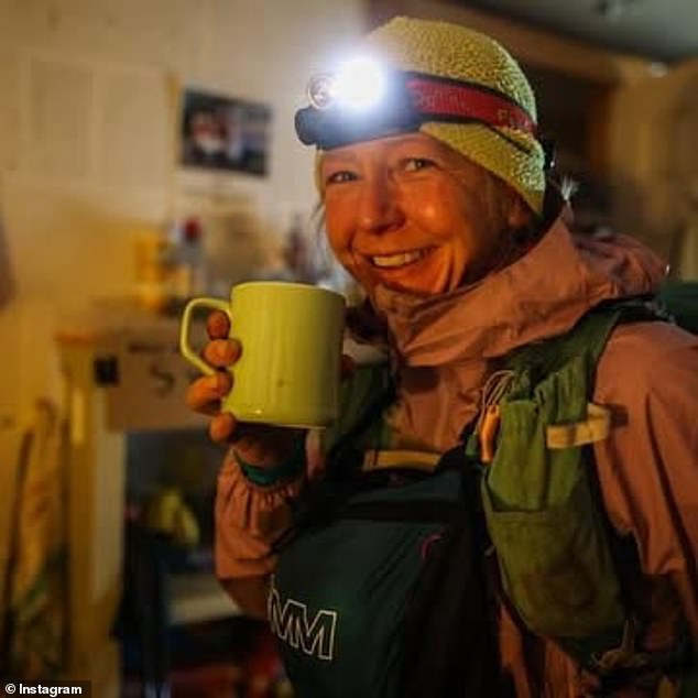 La Dra. Lucy Gossage, de 45 años, en la foto durante la Spine Race 2025 corrió durante 87 horas en condiciones árticas con solo tres horas y 40 minutos de descanso.