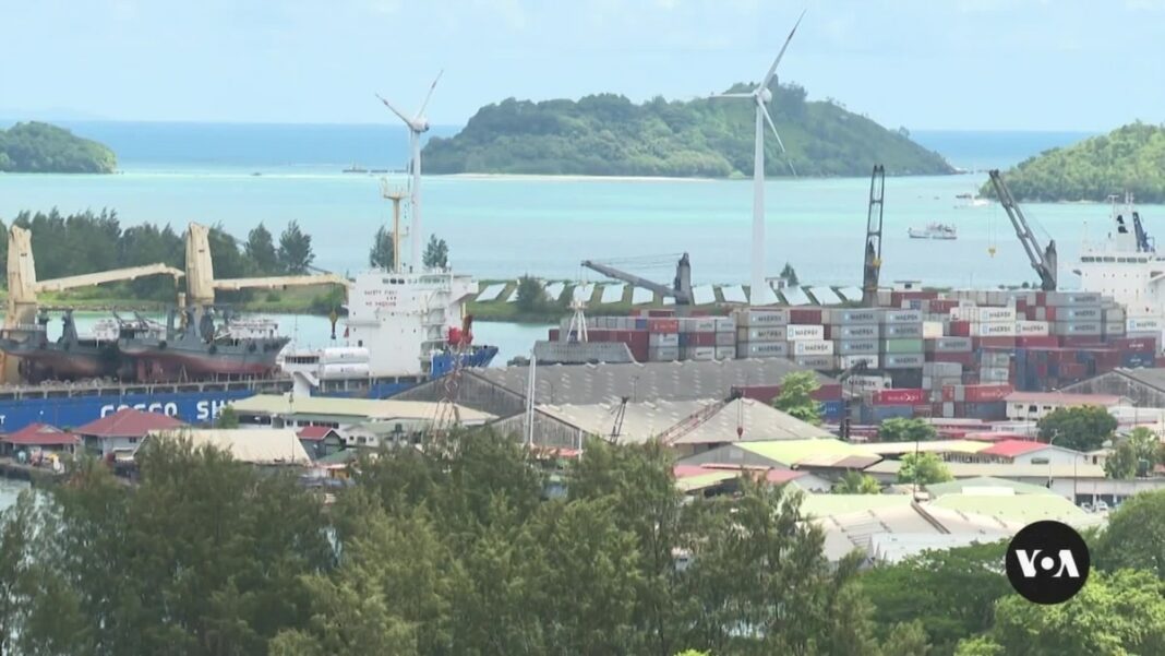 Una pequeña nación de islas donde compiten las grandes potencias.
