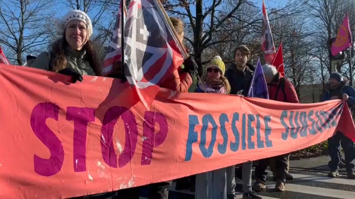 Varios detenidos mientras activistas climáticos bloqueaban una autopista en La Haya
