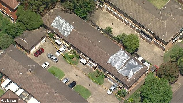 Casi dos docenas de residentes han sido evacuados de un edificio de apartamentos (en la foto) en el suroeste de Sydney después de que el techo se derrumbara repentinamente.