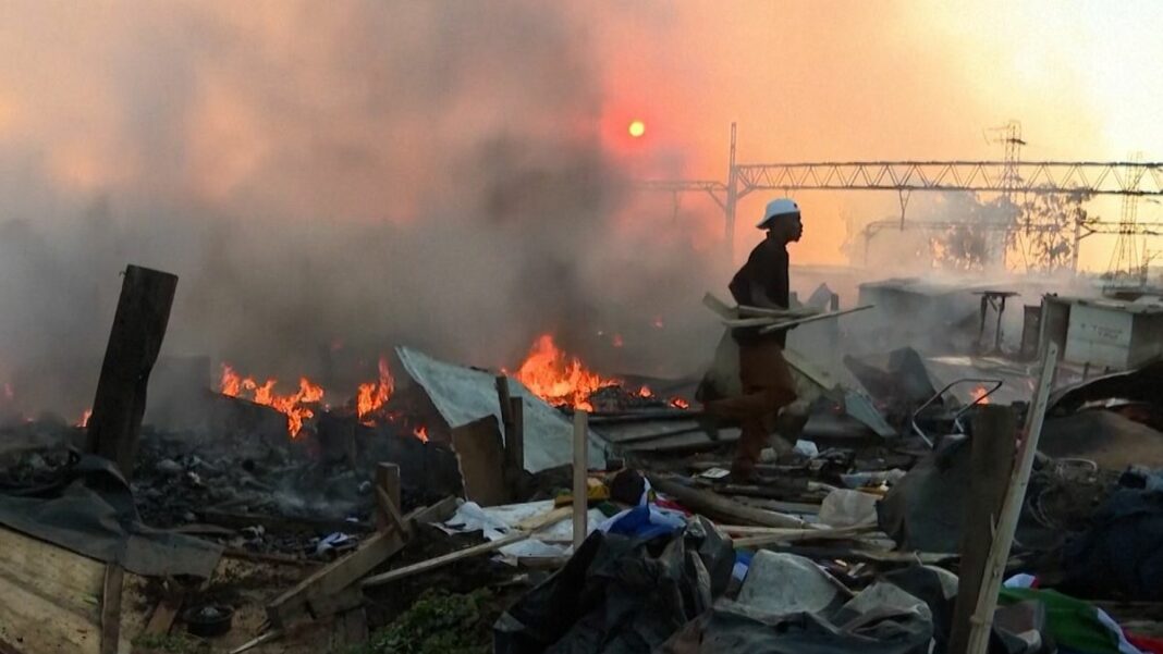 Video. Barrio de Johannesburgo devastado por incendio
