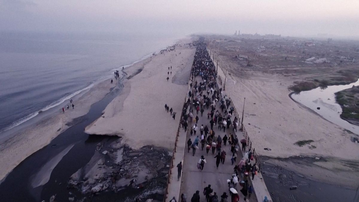 Video. Decenas de miles de personas regresan al devastado norte de Gaza mientras Israel levanta su cierre bajo tregua
