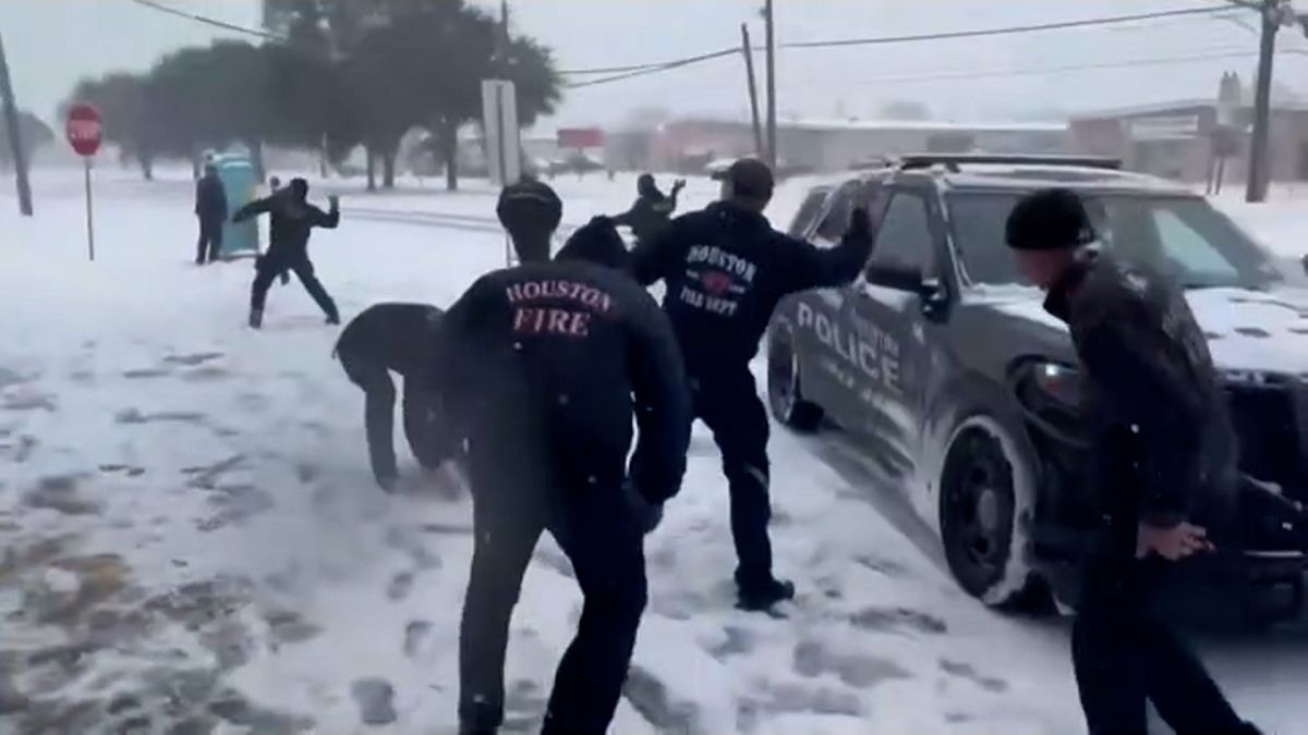 Video. Las peleas con bolas de nieve se vuelven virales mientras Texas y la costa del Golfo enfrentan una tormenta de nieve inusual
