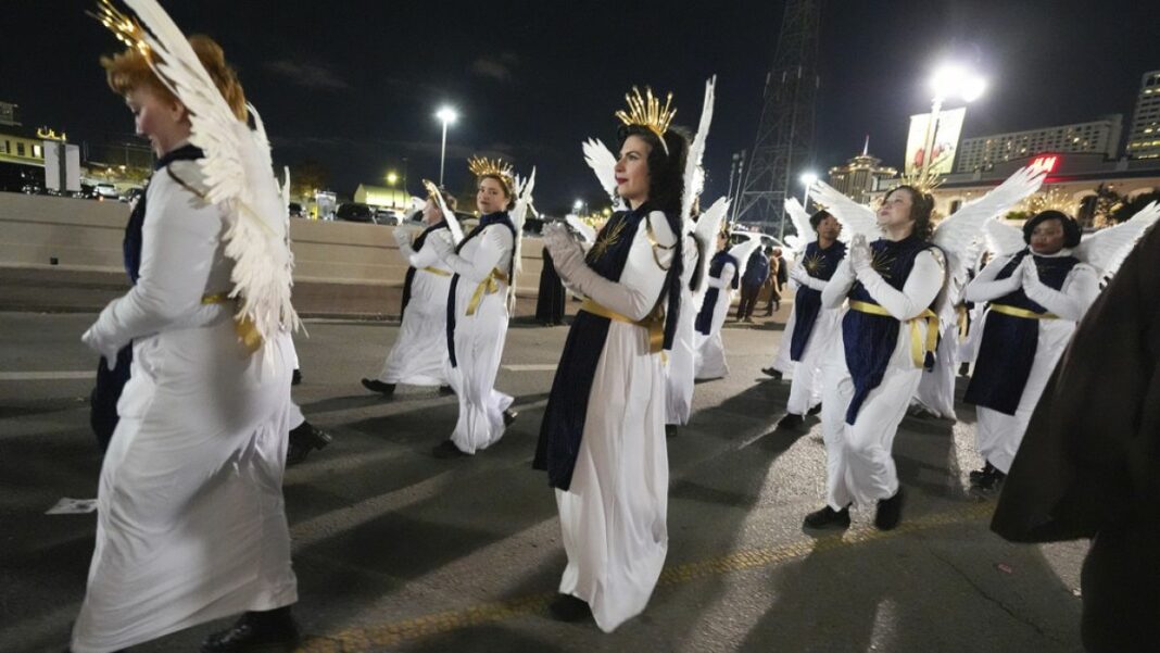 Video. Nueva Orleans celebra el primer desfile de la temporada de carnaval días después del mortal ataque en Bourbon Street
