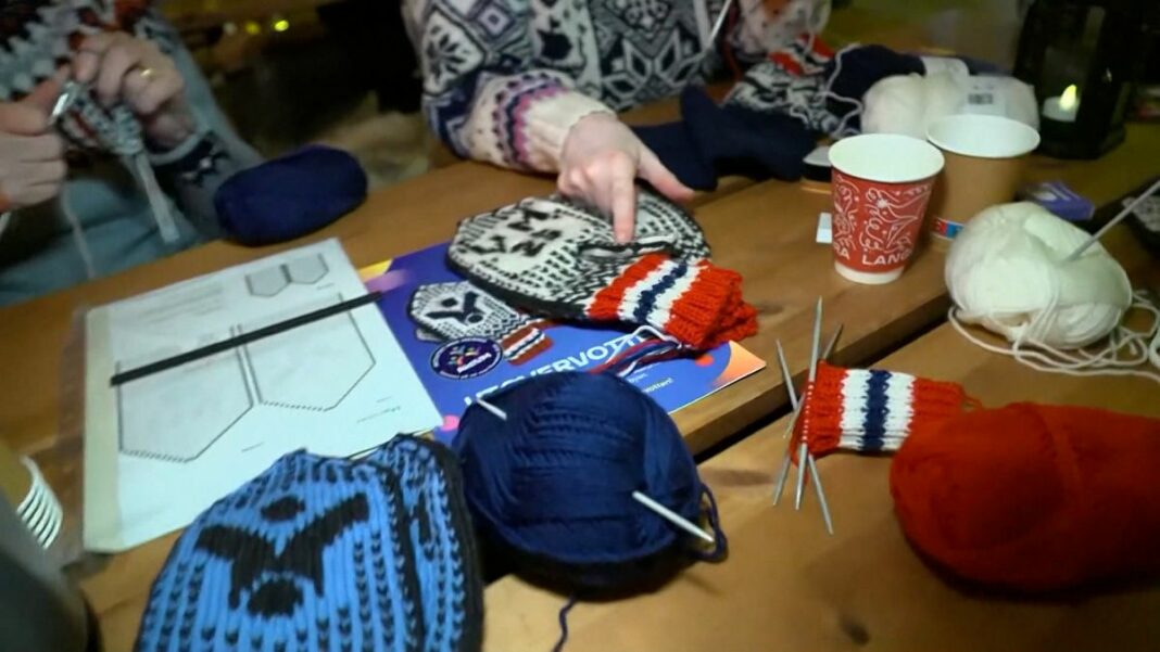 Video. Voluntarios en Noruega tejen 950 pares de manoplas para campeonatos de esquí
