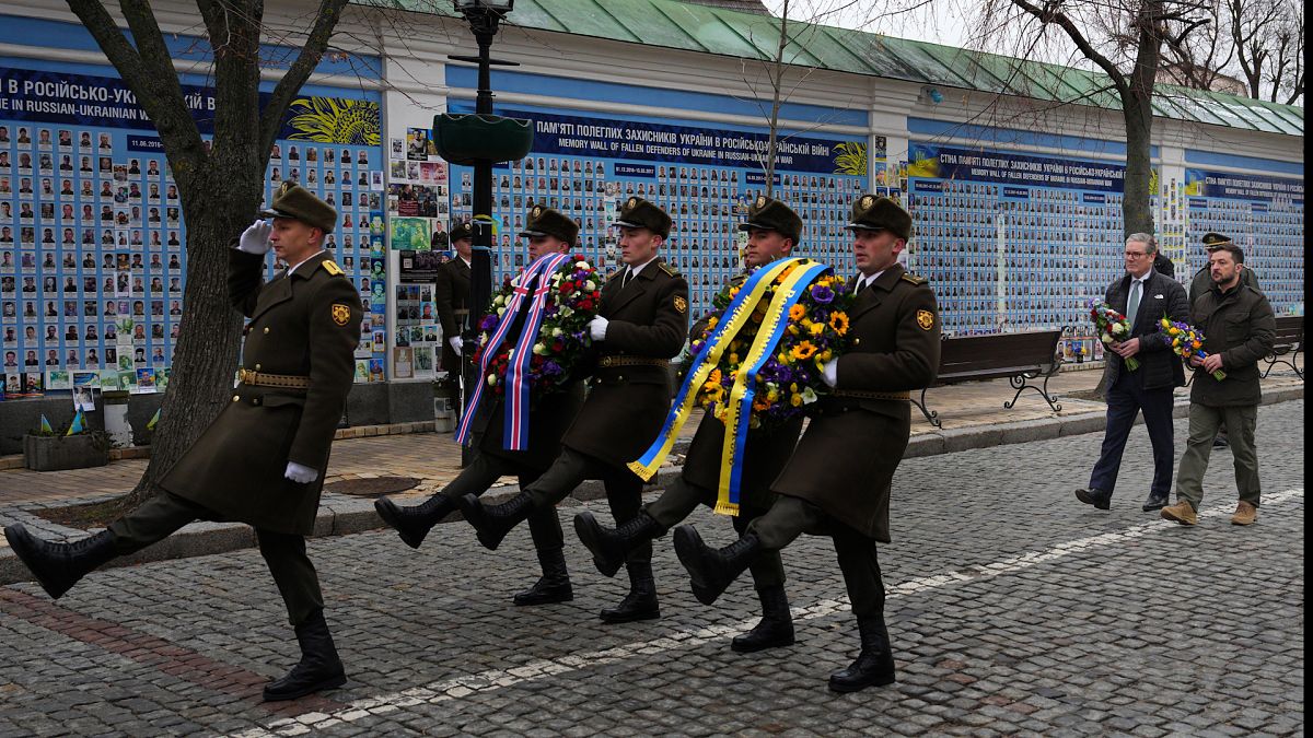 Video. Zelenskyy y Starmer honran a los héroes caídos en Kyiv 
