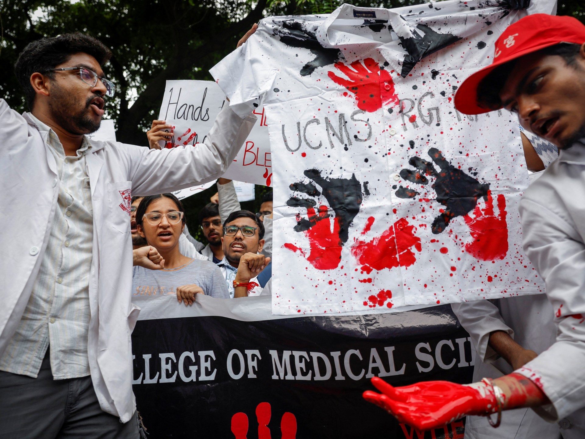 Voluntario de la policía india condenado a cadena perpetua por violación y asesinato de un médico
