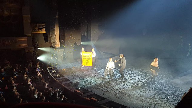 El caos tuvo lugar alrededor de las 8 p.m. de hoy cuando Eco-Warriors subió al escenario en Theatre Royal, Drury Lane para desplegar su estandarte de naranja durante la interpretación de The Tempest de Shakespeare