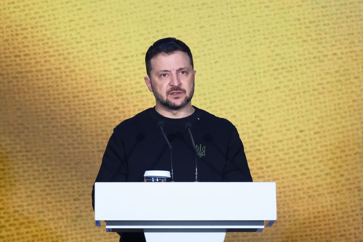 Zelensky aborda la controversia sobre transferencias de personal y ordena al comandante de la Fuerza Aérea no reasignar especialistas a las Fuerzas Terrestres
