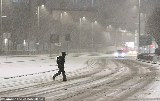 Caen fuertes nevadas en Hulme, Greater Manchester, esta mañana mientras continúa el clima severo