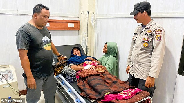 La abuela Kaetek, de 59 años, se está recuperando en el hospital después de que fue arrastrada de su bote por un cocodrilo el lunes