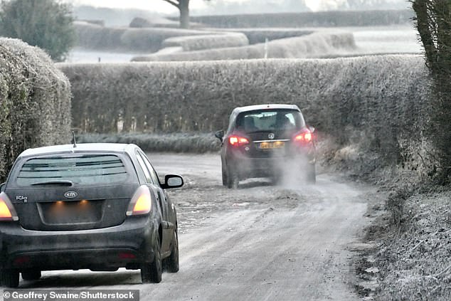 Vehículos circulando por un camino rural congelado en Dunsden, Oxfordshire, el sábado