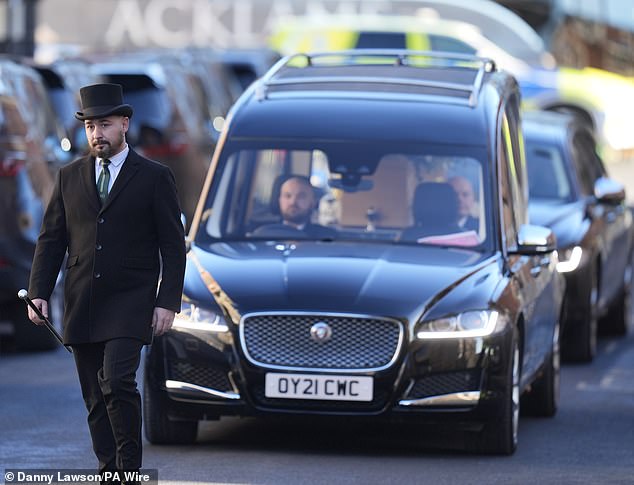 ¡Una despedida para 'Two Jags' Prezza! Dos autos jaguar negros lideran la procesión en el funeral del ex exputado primer ministro John Prescott como Keir Starmer, Tony Blair y Gordon Brown se unen a Grandes Laboristas en Hull Minster
