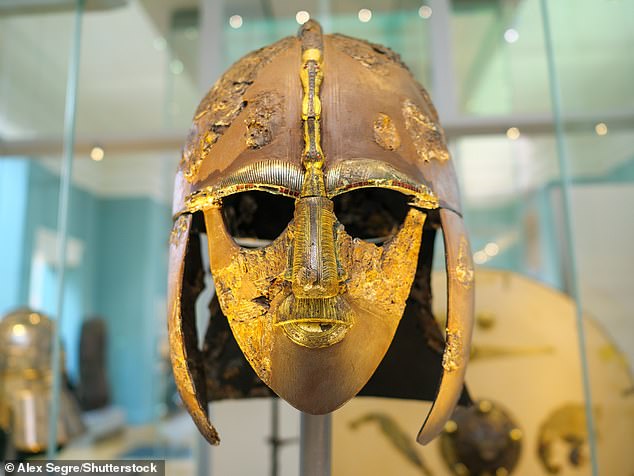 El casco Sutton Hoo es un casco anglosajón decorado que se encontró durante una excavación de 1939 en el entierro del barco de Sutton Hoo.