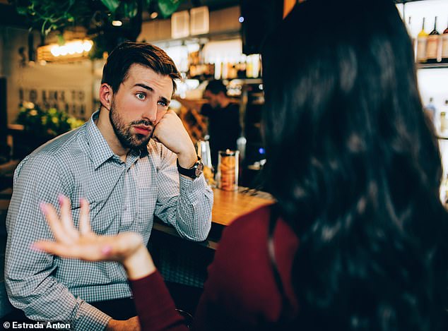 El estudio revela que las mujeres hablan más palabras que los hombres por día en promedio, pero el equipo dice que la brecha es más pequeña de lo esperado (foto de archivo)