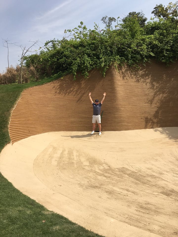 ¿Por qué los bunkers locos en DLF Golf & Country Club son tan profundos?
