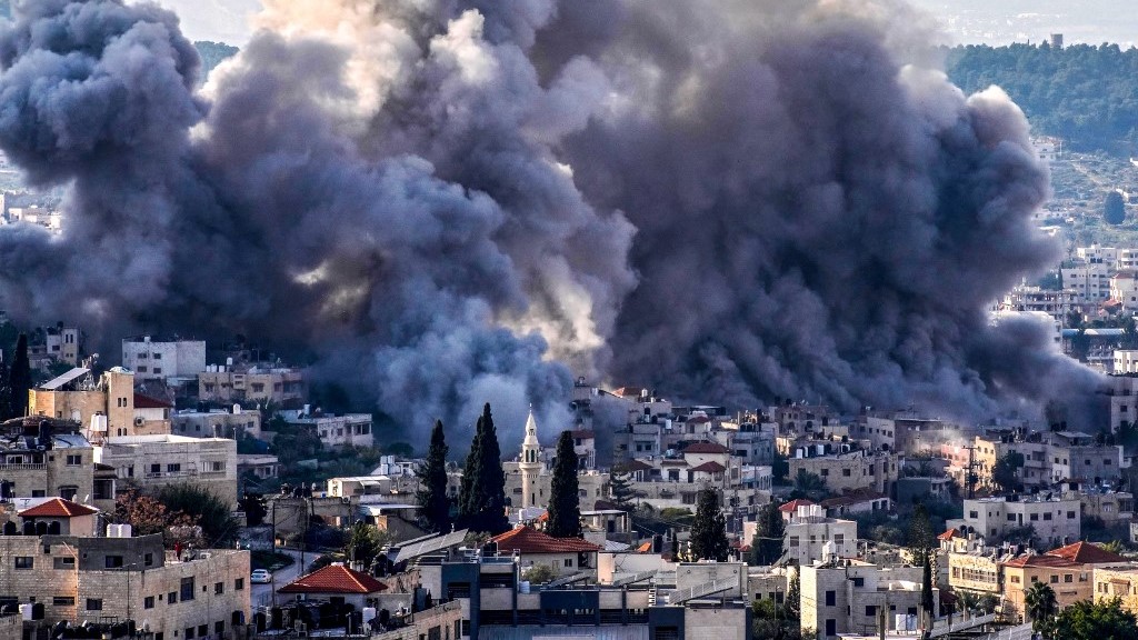 Israel destruye el vecindario en el campamento de refugiados de Jenin, Hospital Damaging
