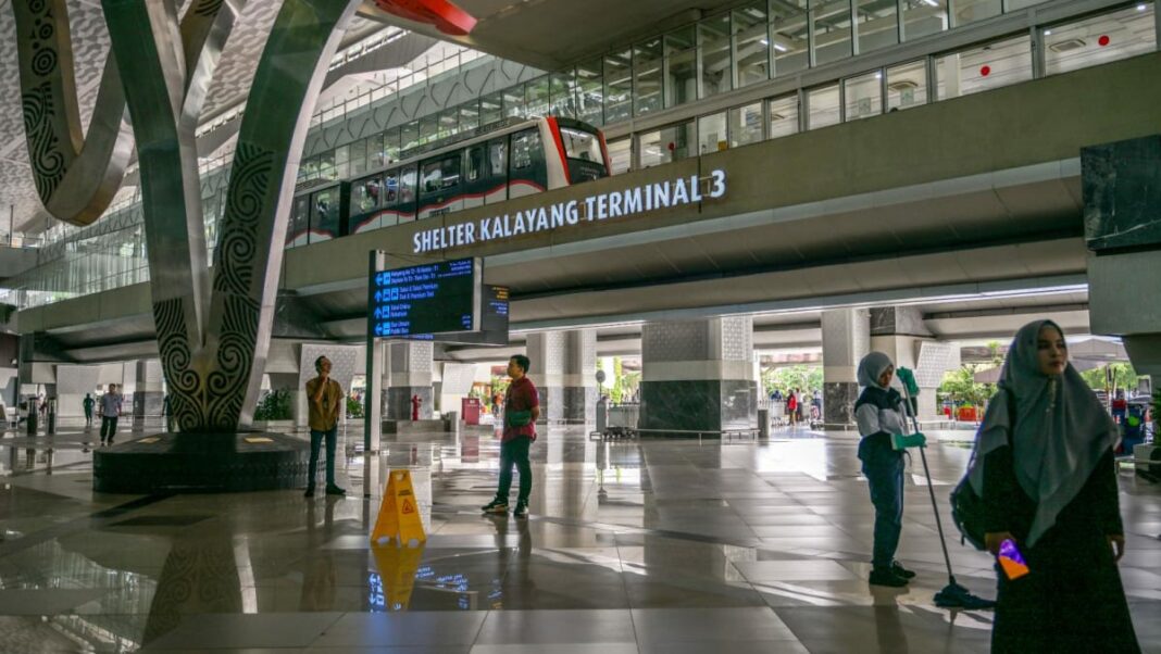 30 funcionarios de inmigración en el aeropuerto de Yakarta retirados de los puestos de presunta extorsión de visitantes chinos
