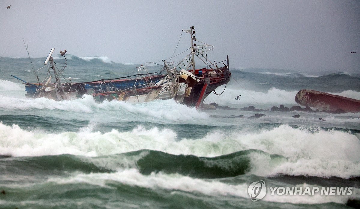 (3rd LD) 2 fishing boats run aground off Jeju, leaving 2 dead, 2 missing