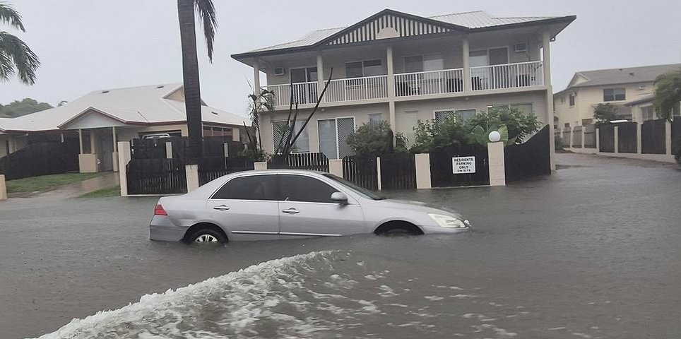 Advertencia de inundación urgente cuando la lluvia torrencial aplasta al norte de Queensland: 'Lleva lo más alto posible'
