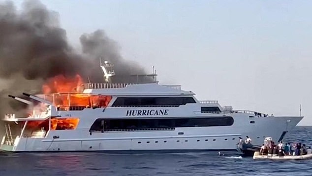 El bote de buceo de huracanes en el fuego frente a la costa de Egipto en junio de 2023