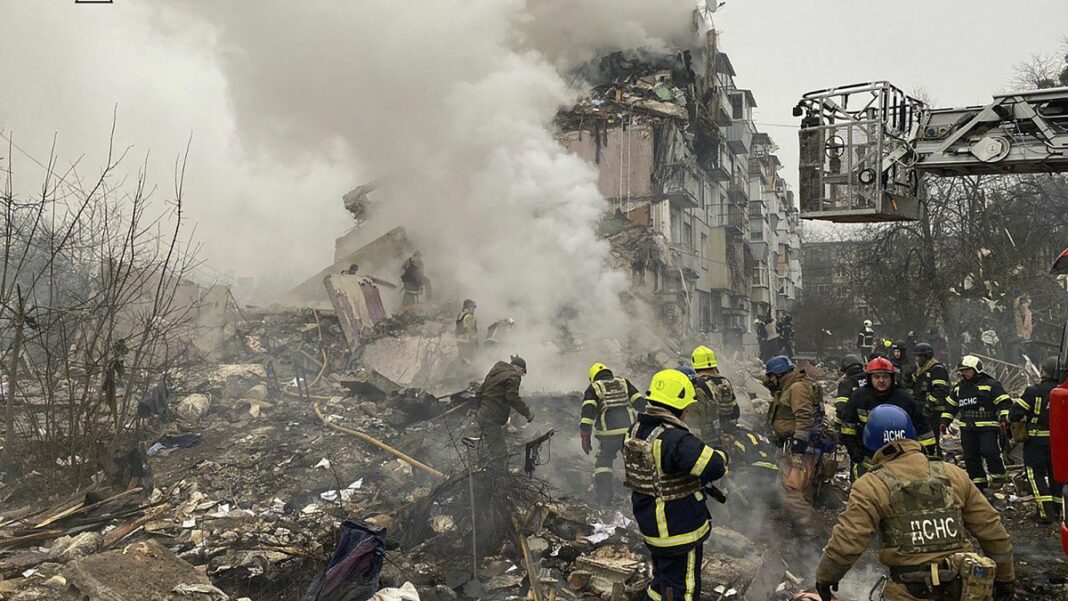 Al menos cinco muertos como ciudades ucranianas golpeadas por pesados ​​bombardeos rusos 
