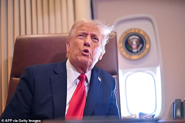 El presidente Donald Trump anunció que los aranceles sobre el metal importado se aplicarían ampliamente sin exenciones, durante una conferencia de medios a bordo de Air Force One mientras volaba al Super Bowl en Nueva Orleans