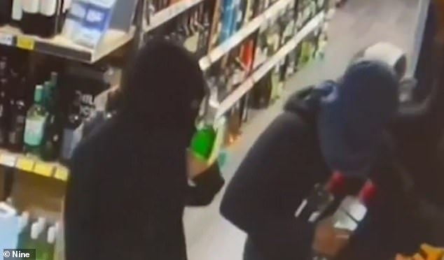 El trío de aspirantes a los ladrones ingresó a la tienda con Balaclavas el sábado por la noche