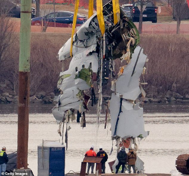 Una gran parte del fuselaje del avión dañado se levanta del río Potomac durante los esfuerzos de recuperación después de que el choque de American Airlines el 03 de febrero de 2025 en Arlington, Virginia