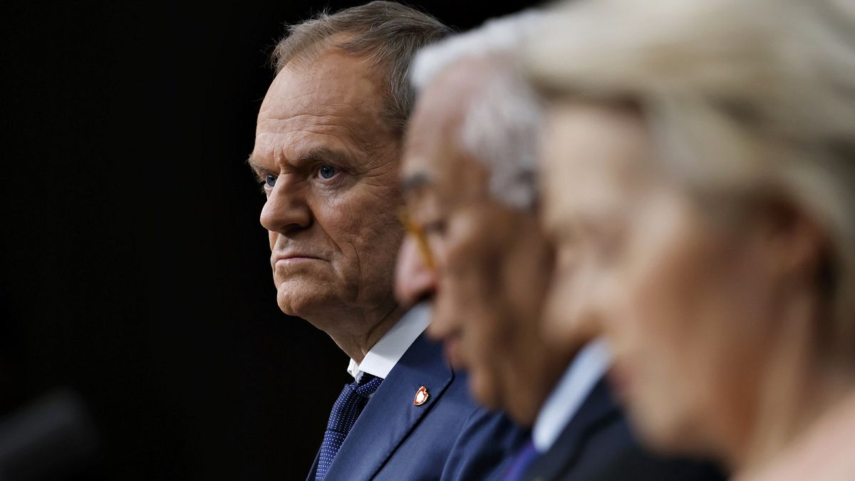 Bruselas se lucha para defender el pacto de la migración después de que Tusk dice que no
