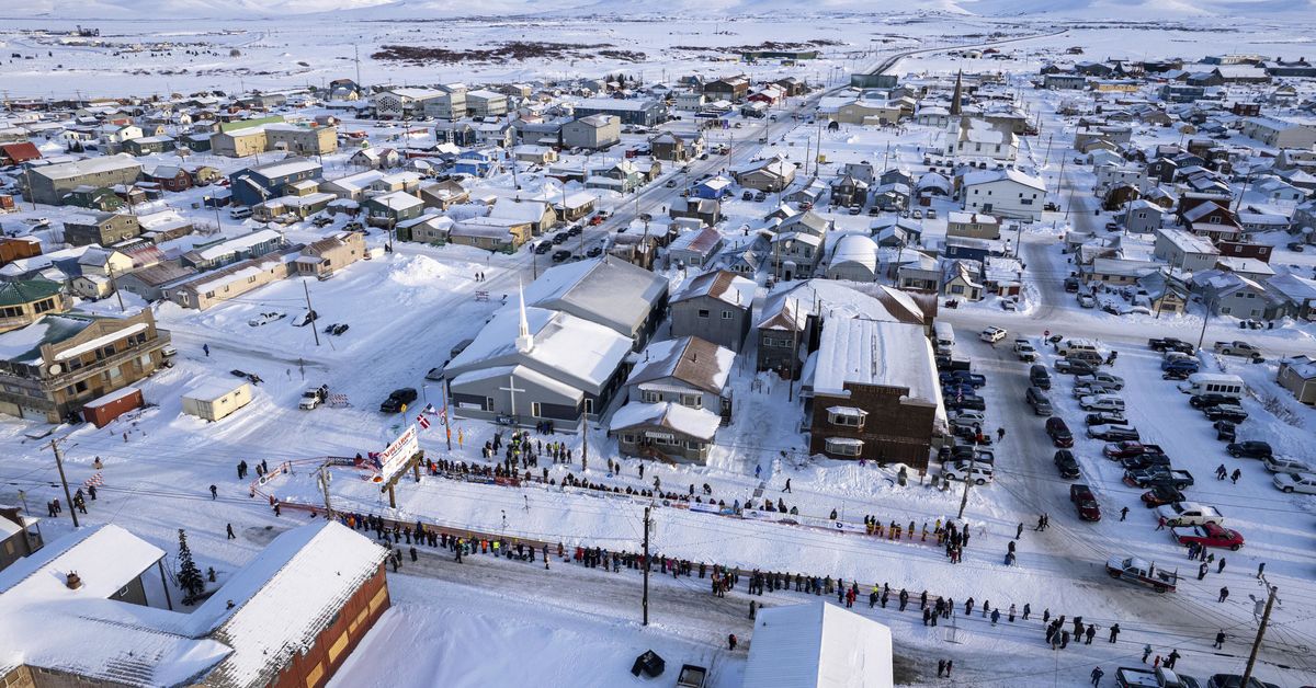 Buscar en marcha en Alaska para un avión que transporta a 10 personas
