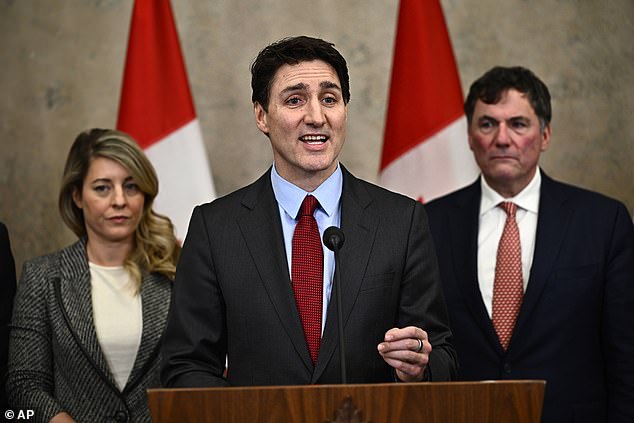 El primer ministro canadiense, Justin Trudeau, se dirige a los miembros de los medios después de que el presidente Donald Trump firmó una orden para imponer aranceles rígidos a las importaciones de México, Canadá y China, en Ottawa, Canadá, el sábado el sábado.