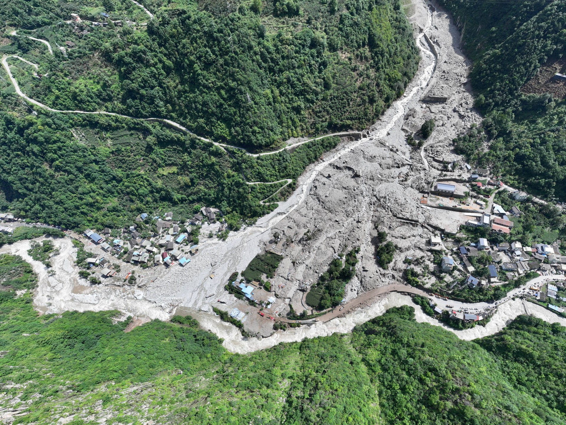 China busca sobrevivientes después de deslizamientos de tierra en la provincia de Sichuan
