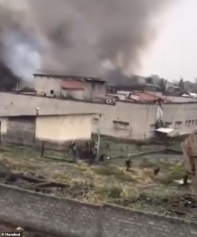 En la foto está la escena de Mayhem cuando un incendio se enfurece en el Munzenze en Goma