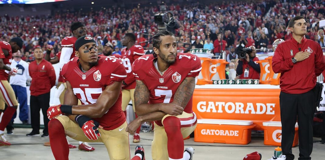 Después de llegar al Super Bowl, las protestas de justicia racial de Colin Kaepernick ayudaron a exponer las opiniones de los Estados Unidos hacia el activismo deportivo
