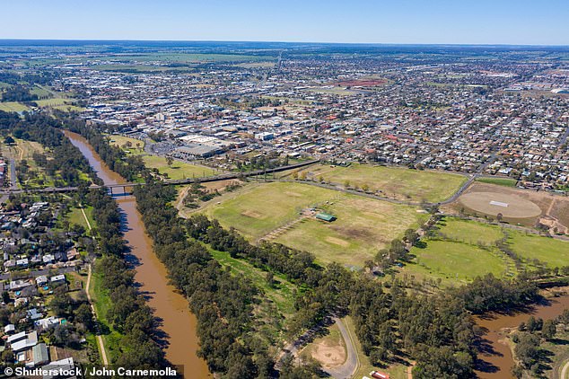 El adolescente desapareció después de entrar en el río cerca de Sandy Beach Road en Dubbo, en el centro del oeste de NSW, alrededor de las 5.40 p.m. del lunes (se muestra una foto aérea de Dubbo)