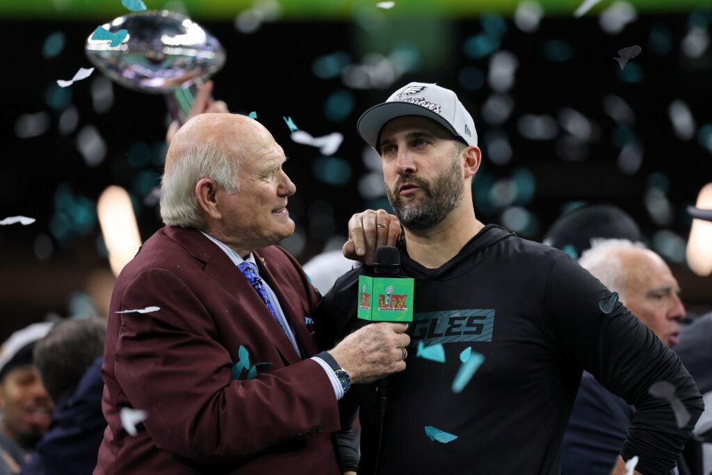 Eagles HC Nick Sirianni no puede contener sus lágrimas después de llevar a las Águilas a la victoria del Super Bowl sobre los jefes
