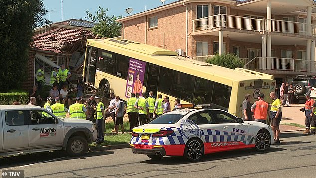 El autobús se estrelló contra una casa suburbana en Aplin Road en Bonnyrigg en el oeste de Sydney