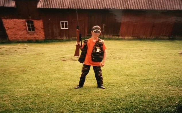 Una imagen que se dice que es del sospechoso, nombrada en los medios locales como Rickard Andersson, de 35 años, en el peor tiroteo masivo de Suecia muestra que tenía interés en las armas incluso cuando era niño