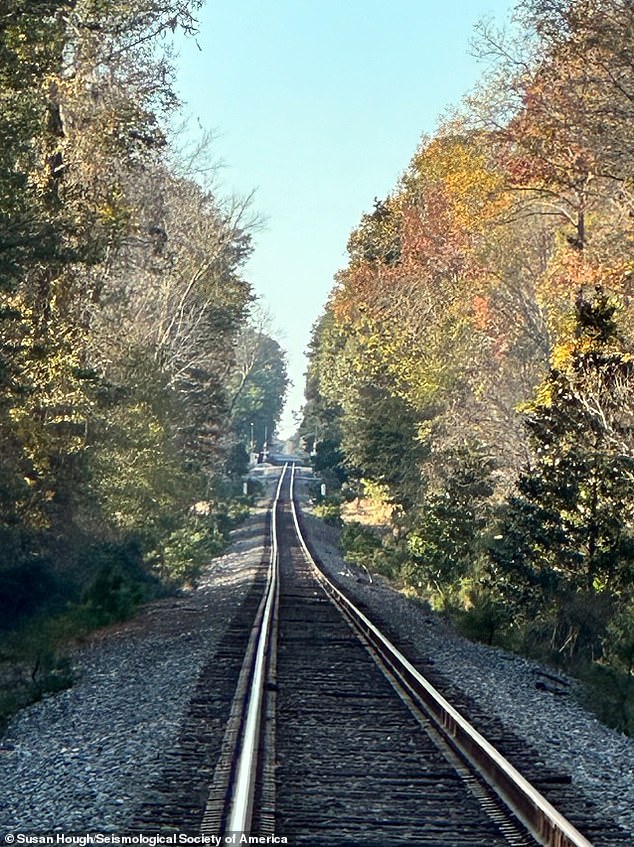 Desde la década de 1950, la gente afirma haber visto un espeluznante brillo flotando sobre una línea ferroviaria abandonada en el bosque cercano cerca del viejo camino ligero