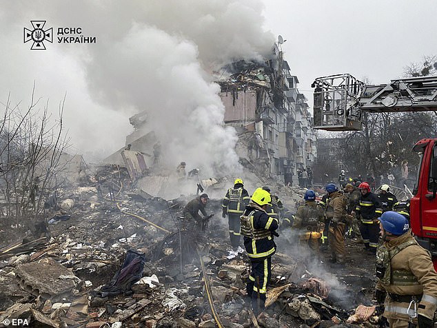 Rescatadores ucranianos que trabajan en el sitio de una huelga de cohetes en un edificio residencial en Poltava, Ucrania, el 1 de febrero de 2025