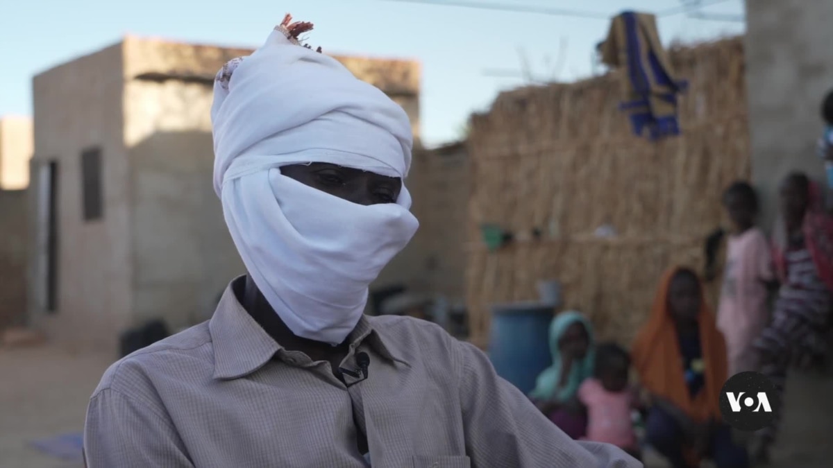 El hombre recuerda que enterran a los bebés que murieron de hambre en el campamento de Darfur de Sudán
