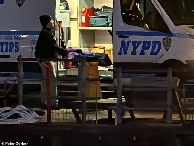 Ayer por la noche se sacó una maleta llena de restos humanos de East River.